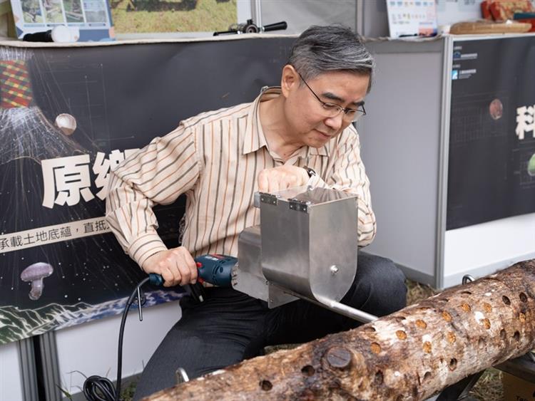 開啟彈跳視窗，連結到工研院在經濟部產業技術司支持下，開發段木香菇省工省力鑽孔機與植菌機，可大幅減少人力需求，提升打孔與植菌作業的速度與品質。(jpg檔)