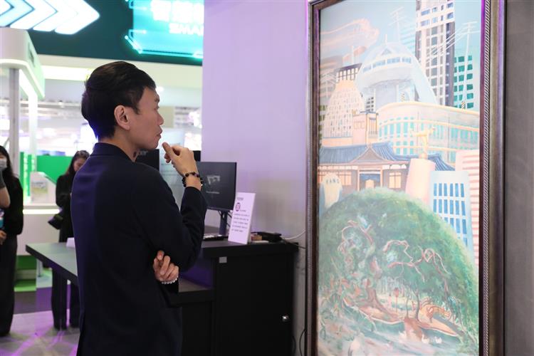 開啟彈跳視窗，連結到工研院「AI藝廊」結合 8K 顯示與生成技術，將傅狷夫等大師名作轉化為超擬真動態影像。透過AI筆觸融合現代地景，引領觀眾進入古今交疊的沉浸式藝術體驗。(jpg檔)