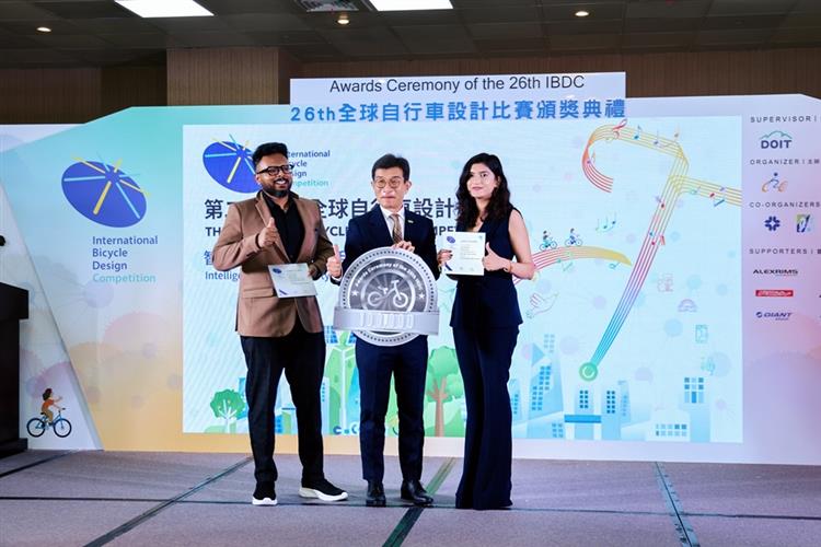 開啟彈跳視窗，連結到自行車公會理事長吳盈進 (中)將銀牌獎頒贈給得獎的印度設計師Surya Teja Konijeti(左)與Akanksha Shukla(jpg檔)