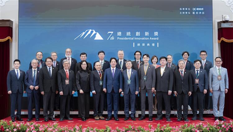 開啟彈跳視窗，連結到總統與第七屆總統創新獎得獎者及委員會委員合影。(jpg檔)