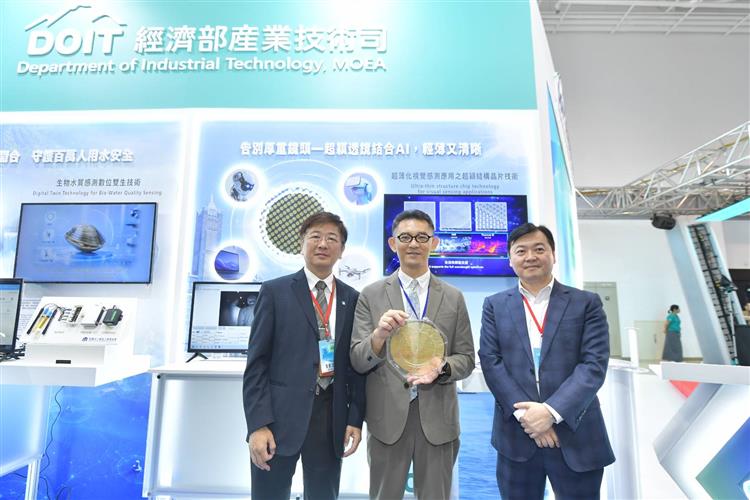 開啟彈跳視窗，連結到經濟部產業技術司支持工研院開發「超薄化視覺感測應用之超穎結構晶片技術」，解決傳統鏡頭採多片鏡片組成厚重的痛點(jpg檔)