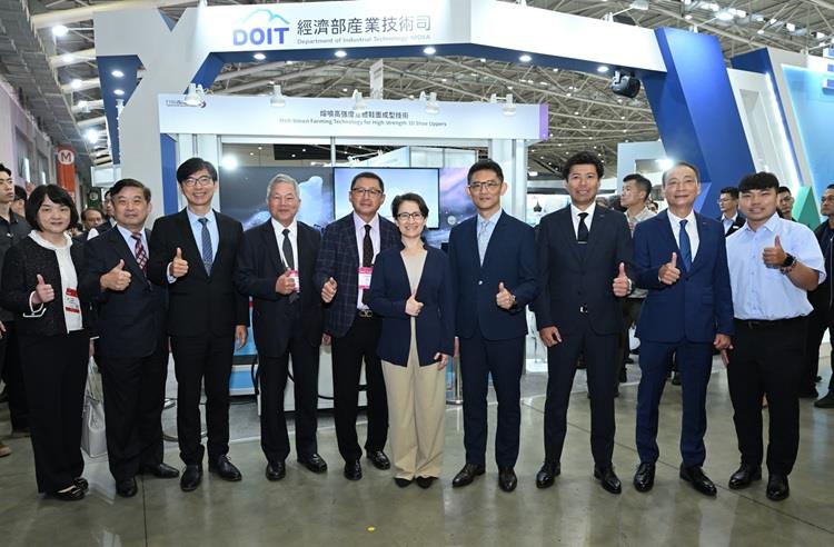 Open popup window for President Bi-khim Hsiao (fifth from right), Director General Chao-Chung Kuo of the Department of Industrial Technology, MOEA (fourth from right)(jpg)