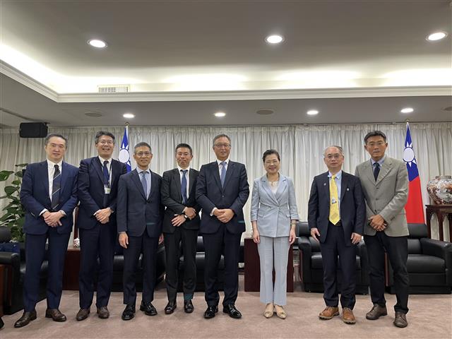 Minister of Economic Affairs Mei-Hua Wang met with Mr. Yasuhiro Kubota, Managing Executive Officer of Mizuho Bank 2