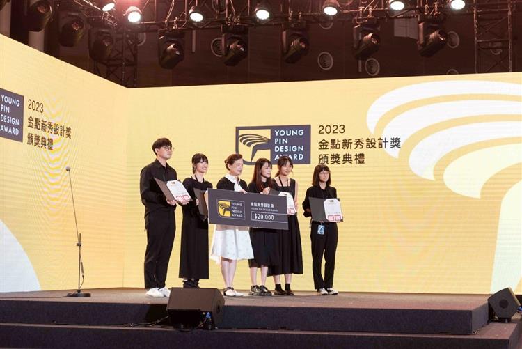 Minister Wang Mei-Hua of the Ministry of Economic Affairs presenting the award to the winning students.