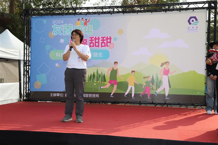The Legislator Lin Qian-Qi give welcome speech.