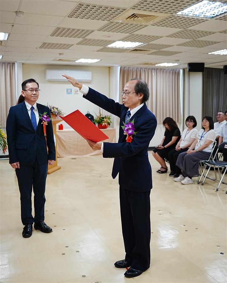 Director-General Yang Chih-Ching (left) witnesses the oath-taking ceremony of the newly appointed Director Chen Kao-Shang (right).