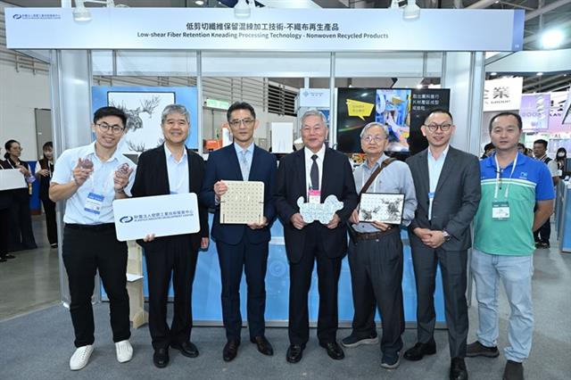 塑膠中心研發的「不織布再生產品」，以不織布廢料為來源，採低剪切物理回收製程，回收率達100%，可應用於民生與家具並再利用。