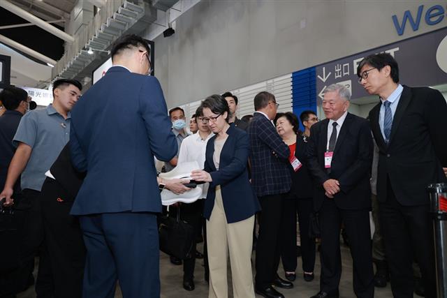 蕭美琴副總統蒞臨產業技術司專館，參觀與日本Mizuno合作打造的首創3D一體成型鞋，由技術司郭肇中司長進行解說