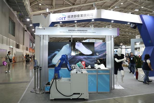 紡織所打造的國內首創「A Slice of Shoe」3D一體成型鞋，是運用熔噴纖維成型技術