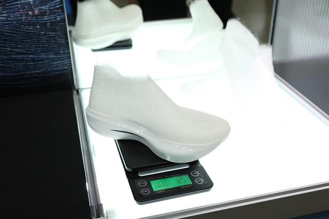 3D一體成型鞋使用高強力結構技術，具有輕、薄、強的特性，輕巧的鞋面僅重不到50公克，卻能承受高達5公斤的拉力