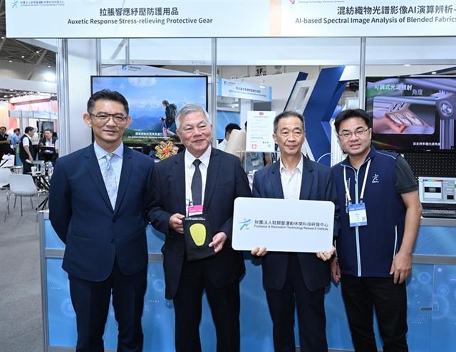 鞋技中心研發的「拉脹響應」結構，可順應服貼在關節，使護膝更服貼，分散壓迫；以及吸震鞋底可降低地面的衝擊。