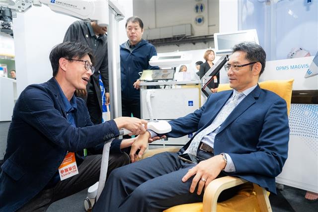 經濟部技術司司長郭肇中親自體驗由金屬中心開發的亮點技術「OPMs光泵腦磁圖診斷與次世代rTMS經顱磁刺激系統」