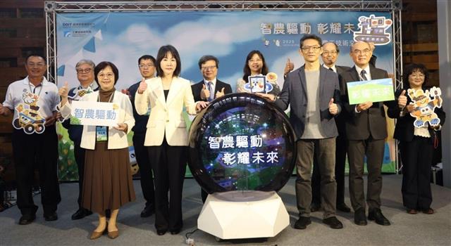 經濟部產業技術司今(13)日起於彰化福興穀倉連續兩日舉辦「科技農工成果展」，展出34項智慧農工科技。