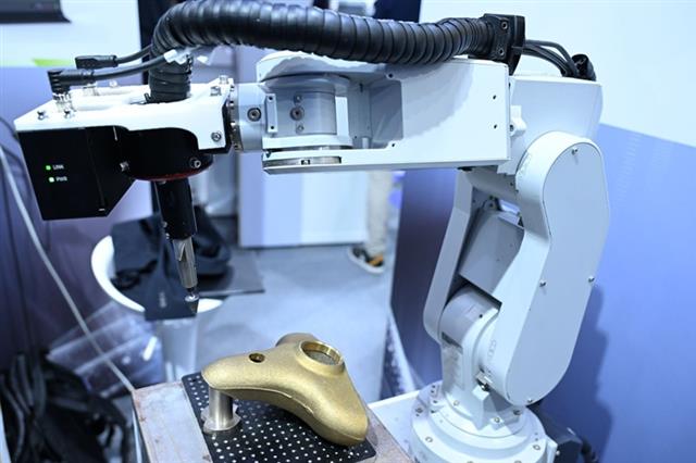 赫侖（Holon Robotics）打造經驗驅動型機器人作業系統HolonOS，整合AI、感測器與多品牌機械手臂