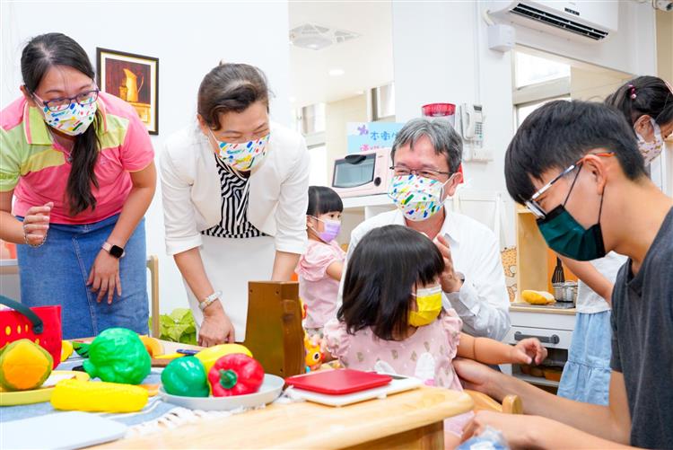 圖說： 經濟部長王美花、台電總經理王耀庭與幼兒互動活潑自然。