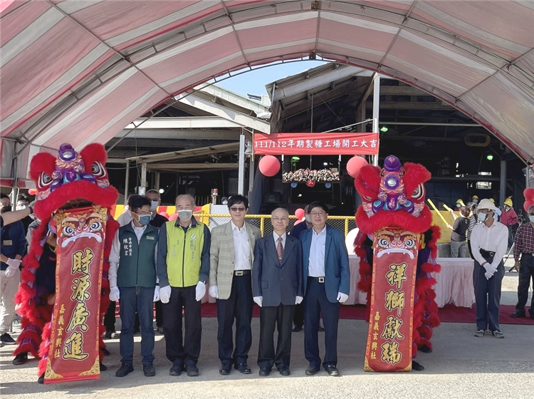 台糖董事長陳昭義(右二)於今日善糖開工典禮與現場貴賓大合照。