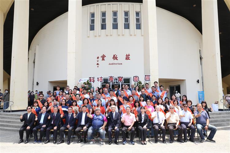 歡慶五一勞動節 科技產業園區58位模範勞工獲表揚(全體合影留念)