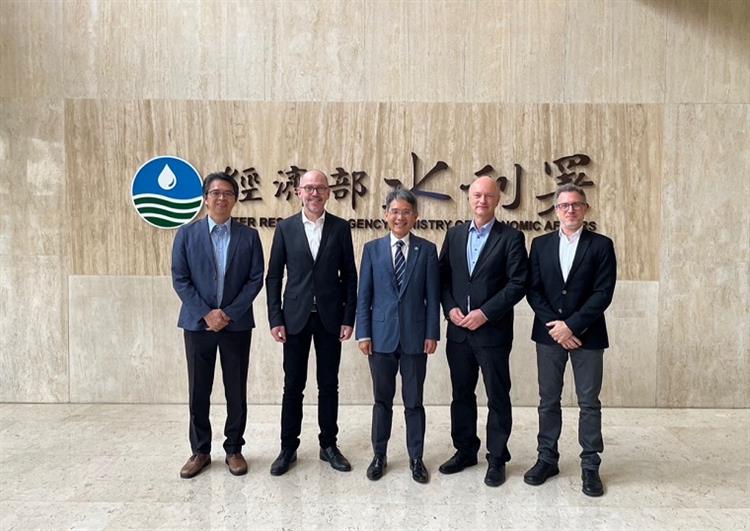 德國專家肯定水利署海岸防護作法—水利署賴建信署長與德國專家合影