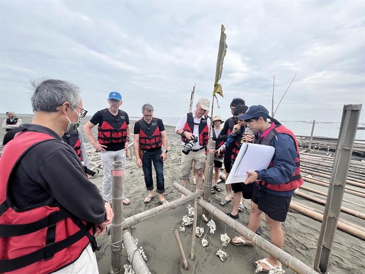 德國專家肯定水利署海岸防護作法—德國專家赴外傘頂洲現勘