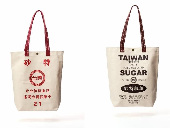 兩款糖袋文創帆布包與臺南 60 年老店舖「合成帆布行」合作開發，復刻早期細粒特砂包裝，手工車線縝密，純樸紮實的帆布傳達了台糖人的精神