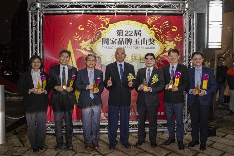 第22屆國家品牌玉山獎頒獎，台灣中油獲頒7座獎項，董事長方振仁（中）到場鼓勵並合影。