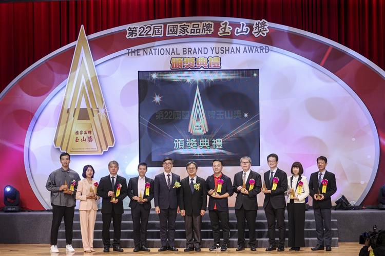 台灣中油獲最佳品牌人氣獎，由國發會副主委詹方冠（中）頒獎，油銷執行長邱垂興( 右）受獎。