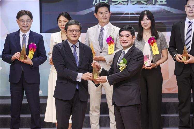 台灣中油獲最佳產品獎全國首獎，由工程會副主委李怡德（前排左）頒獎，副總經理羅博童( 前排右）受獎。