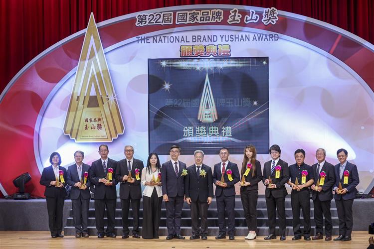 第22屆國家品牌玉山獎頒獎，台灣中油獲5項最佳產品獎，主委鍾佳濱（左六）及頒獎人經濟部長龔明鑫（中）與所有受獎者合影。