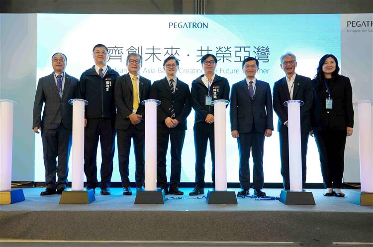 經濟部何晉滄次長(右三)、產發署陳佩利副署長(右一)、高雄市陳其邁市長(右四)、和碩童子賢董事長(左四)出席見證和碩研訓基地開幕