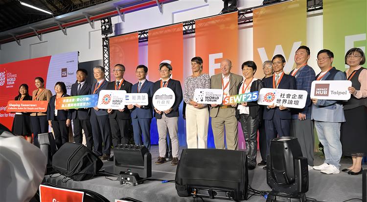 行政院葉俊顯政務委員、經濟部何晉滄次長與SEWF開幕貴賓大合照