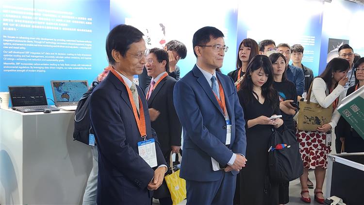 經濟部何晉滄政務次長(右)及前政務委員林萬億(左)新創攤位訪視