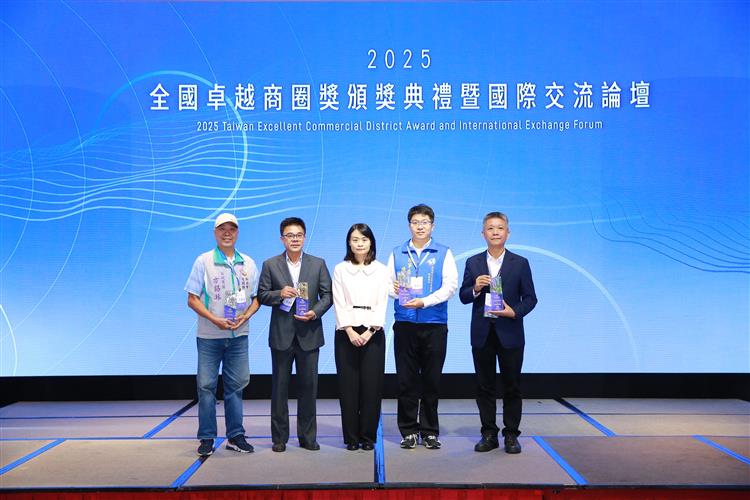 圖說2：榮獲2025全國卓越商圈「友善環境獎」之四位商圈代表合影。