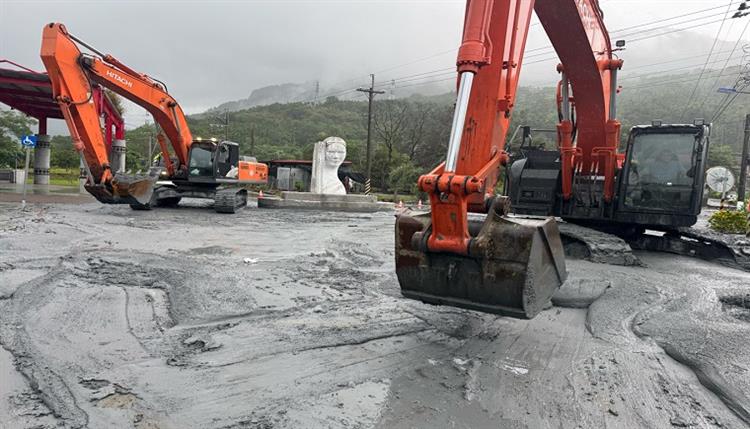 3花蓮縣萬榮鄉明利村淹水  水利署緊急處置防堵溢淹