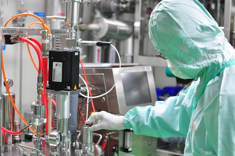 台康生技團隊導入連續式製程，結合即時監控與自動化製程控制。