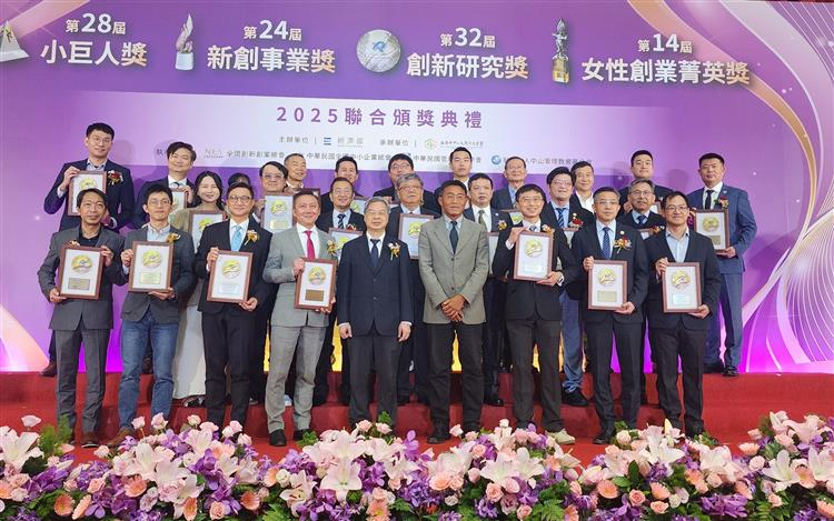 第32屆創新研究獎得獎代表合影(25家)