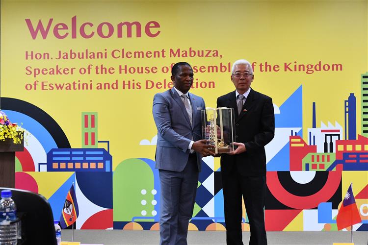 台灣中油董事長方振仁（右）致贈史國議長馬布札「出磺坑井架與抽油機模型」作為紀念。