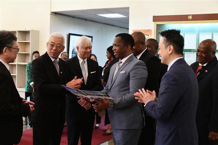 史瓦帝尼眾議院議長馬布札（前排右二）參訪台灣中油桃園煉油廠，董事長方振仁（左二）代表接待與介紹煉製相關業務。