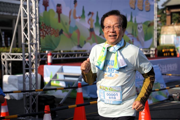 台糖董事長吳明昌全程跑完11公里組別路程。