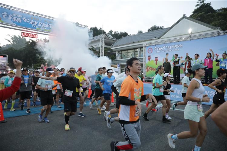 2025台糖公益路跑吸引超過2000名愛心跑者熱情參與。