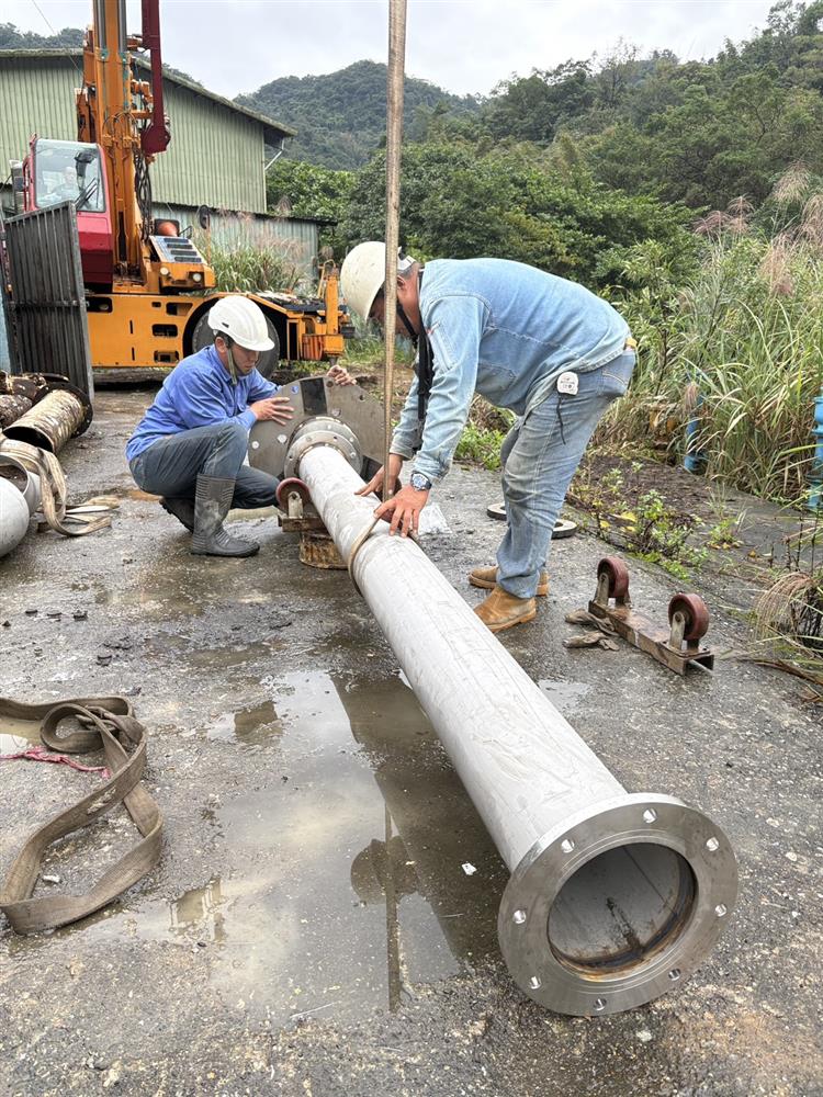 台水增設東勢坑溪抽水設備現場管件施工中提升備援供水量能
