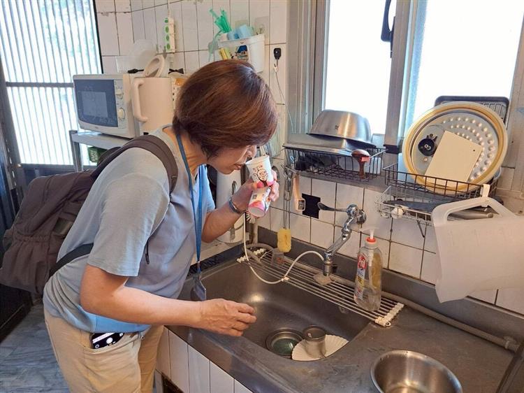 台水公司一區處主動訪查民眾住宅，以冷嗅方式測試是否有殘留油污味道。