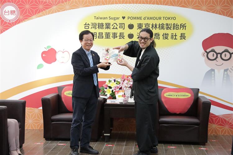 台糖董事長吳明昌(左)贈送台糖糖袋及糖包造型一卡通給池田喬俊社長。