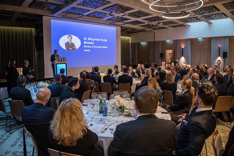 龔明鑫部長出席台灣波蘭企業論壇(龔明鑫部長率團訪波蘭 揭牌「華沙貿易投資中心」  深化民主供應鏈夥伴關係)