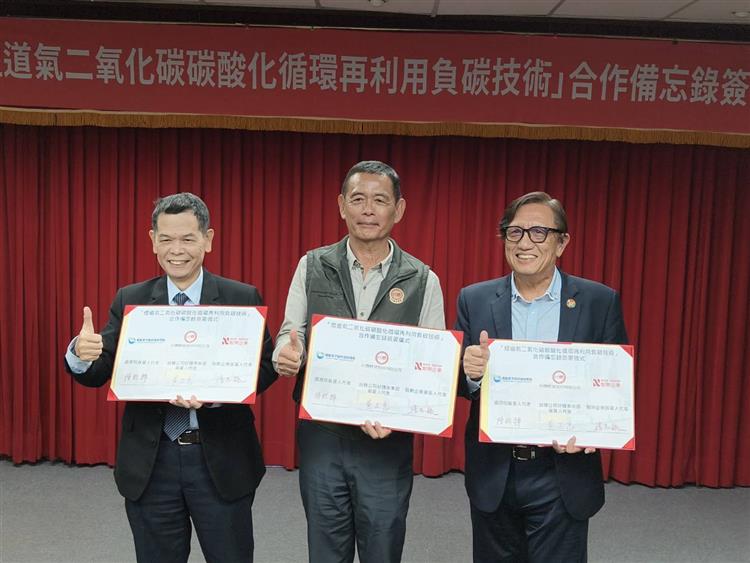 台糖砂糖事業部執行長黃正忠(中)、國原院副院長陳明輝(左)及耐斯公司總廠長張志毓(右)代表三方簽訂MOU