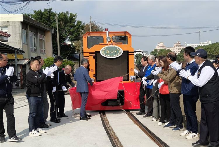 虎尾糖廠運蔗五分車頭掛上「藤山號」的紀念牌，象徵對藤山雷太歷史貢獻的肯定與致敬