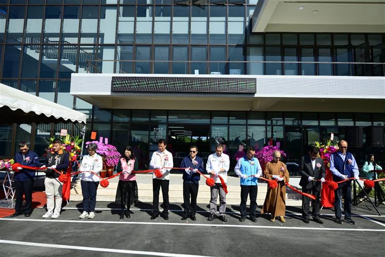 台水公司李嘉榮董事長（左6）、屏東縣黃國榮副縣長（左5）、蘇清泉立法委員（左7）、潮州鎮公所王建元主任秘書（左8）、多位民意代表及地方仕紳共同剪綵。