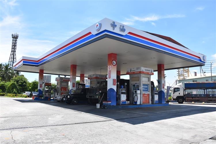 明（19）日起汽、柴油價格各調漲0.8元及0.9元