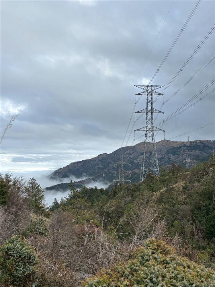 目前花蓮地區供電以橫貫中央山脈的「新東西線」高壓輸電線路為主，若能推動「蘇花安」電網共構，將提升花東電網韌性。圖為新東西線。