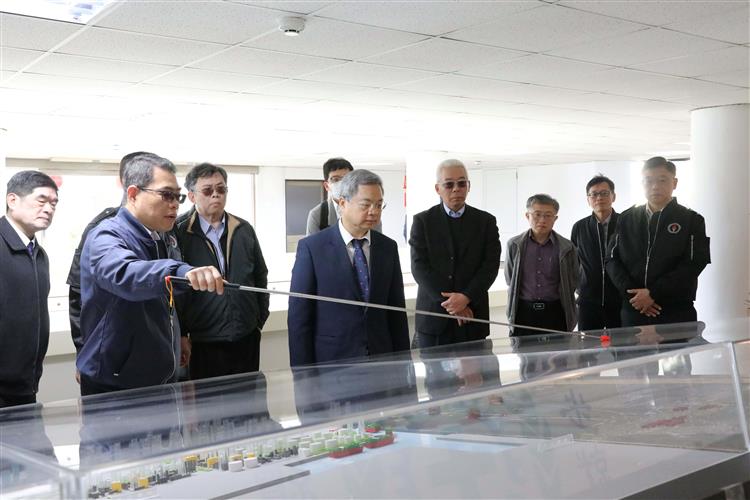 龔明鑫部長視察中油大林廠及台電高雄調度中心 感謝同仁堅守崗位守護能源供應穩定