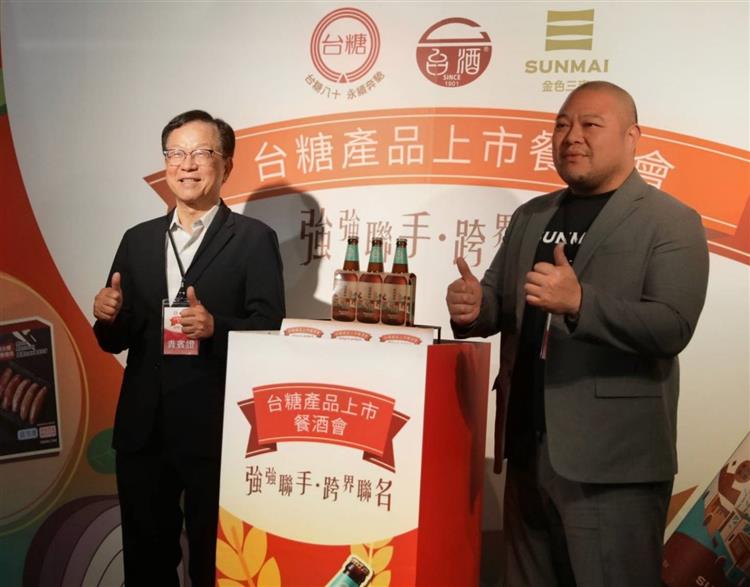 台糖公司董事長吳明昌(左)與金色三麥董事長葉冠廷為雙方合作研製的蜜釀精釀啤酒掛保證